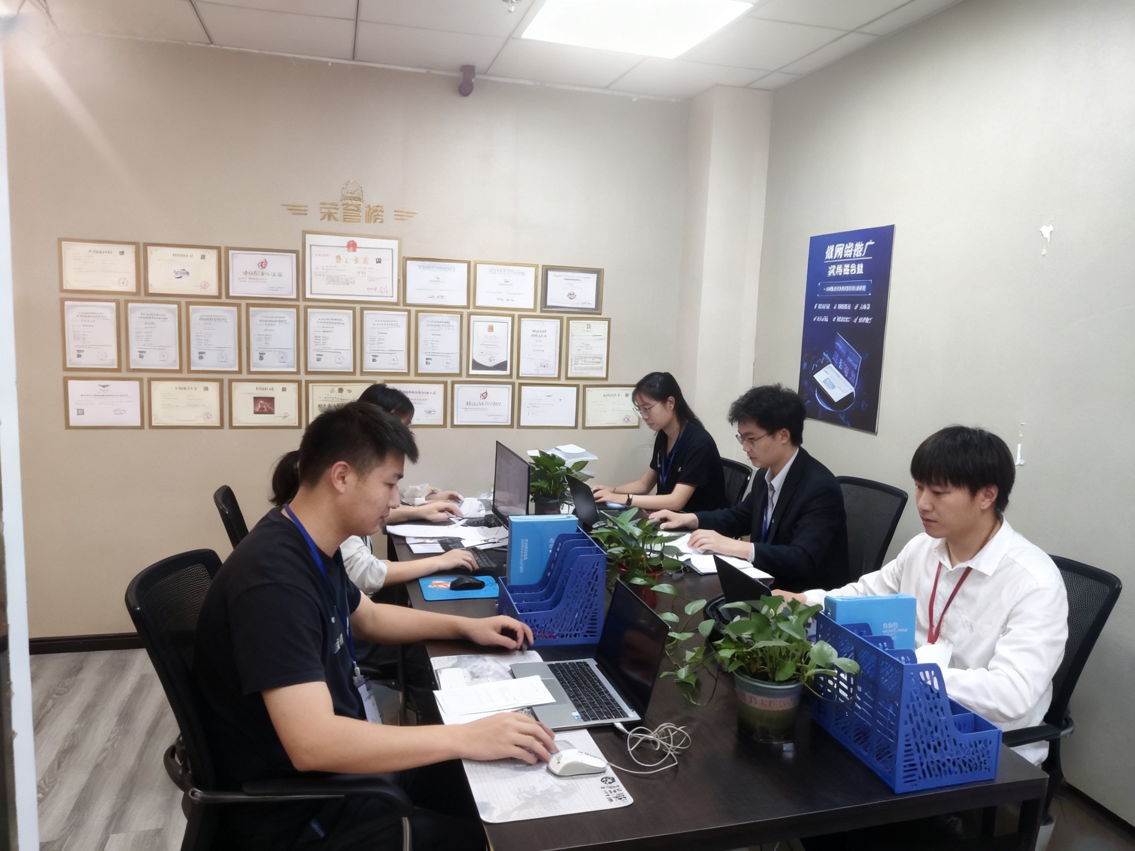 公司实拍图：团队协作与讨论现场